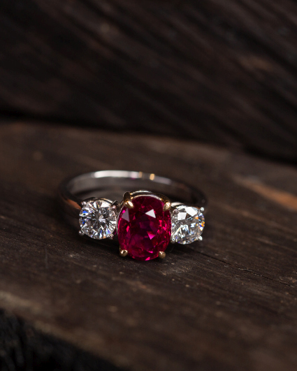 Anell robí Burma natural 3,30 ct - dos diamants DVVS1