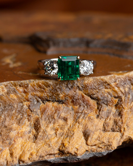 Anell Maragda Muzo minor oil 2,14 ct - dos diamants DIF